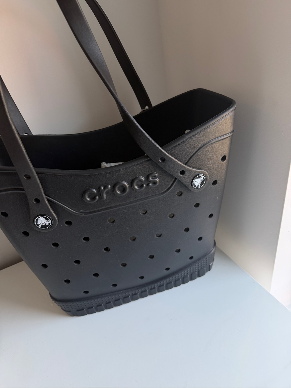 NEW Crocs Women's Medium Tote Bag in Black with Pink Charm - Picture 7 of 8